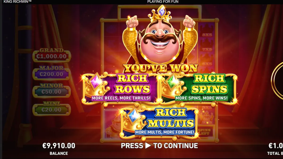 King Richwin slot game interface na may medieval castle theme